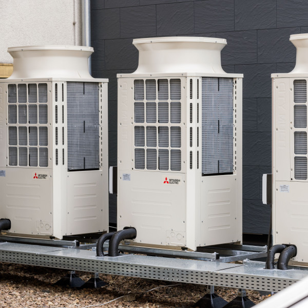 Hybridní VRF systém Mitsubishi Electric – inteligentní vytápění a chlazení pro každý typ budovy