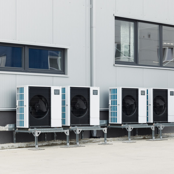 Moderné a úsporné riešenie vykurovania a chladenia pre výrobnú halu v Dolnom Kubíne