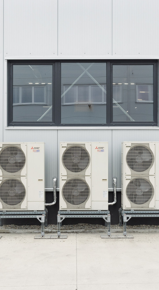 Moderné a úsporné riešenie vykurovania a chladenia pre výrobnú halu v Dolnom Kubíne